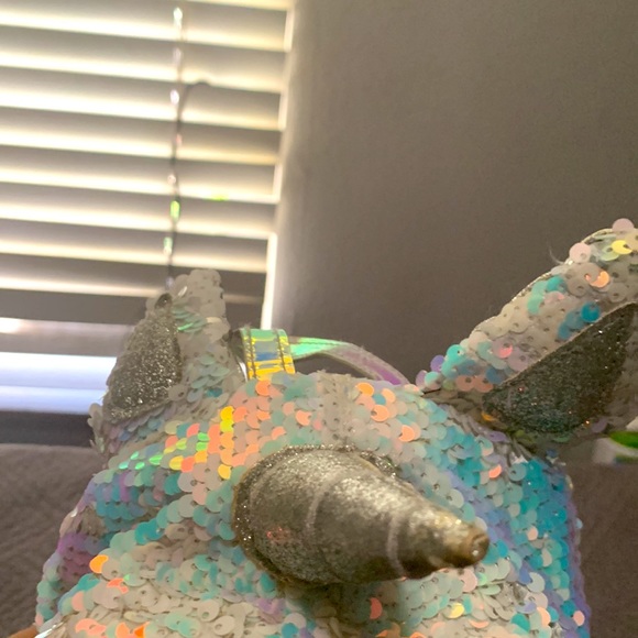 Cute backpack hi sequent on that it lips and it’s unicorn backpack - Picture 3 of 5